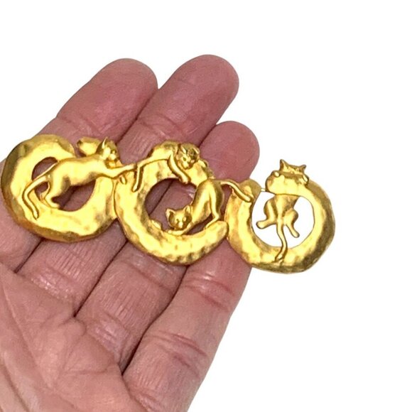 J.J. Vintage Gold Tone Cat Brooch With Trio Of Cats Playing On Crescent Moon - Picture 4 of 4